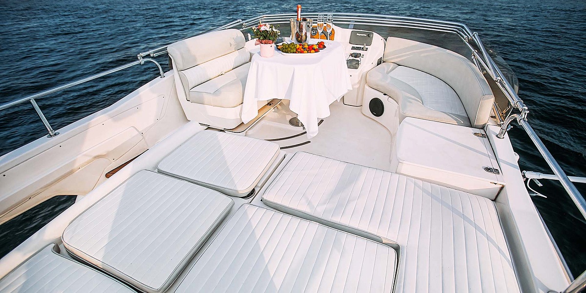 Аренда моторной яхты Sealine 39 АМО в Санкт-Петербурге